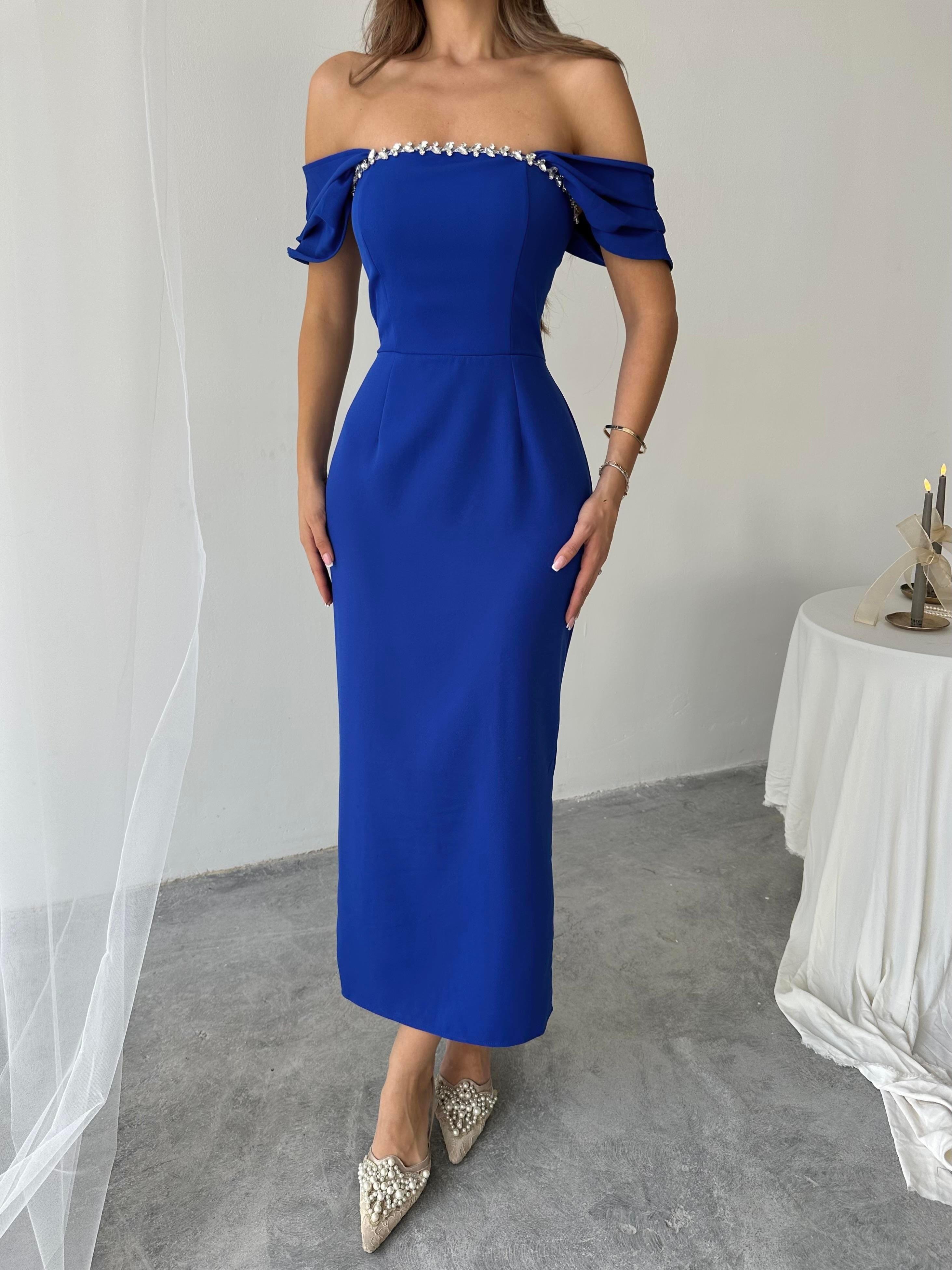 Düşük Omuzlu Taş Detaylı Yırtmaçlı Maxi Boy Kalem Elbise - SAKS MAVİ