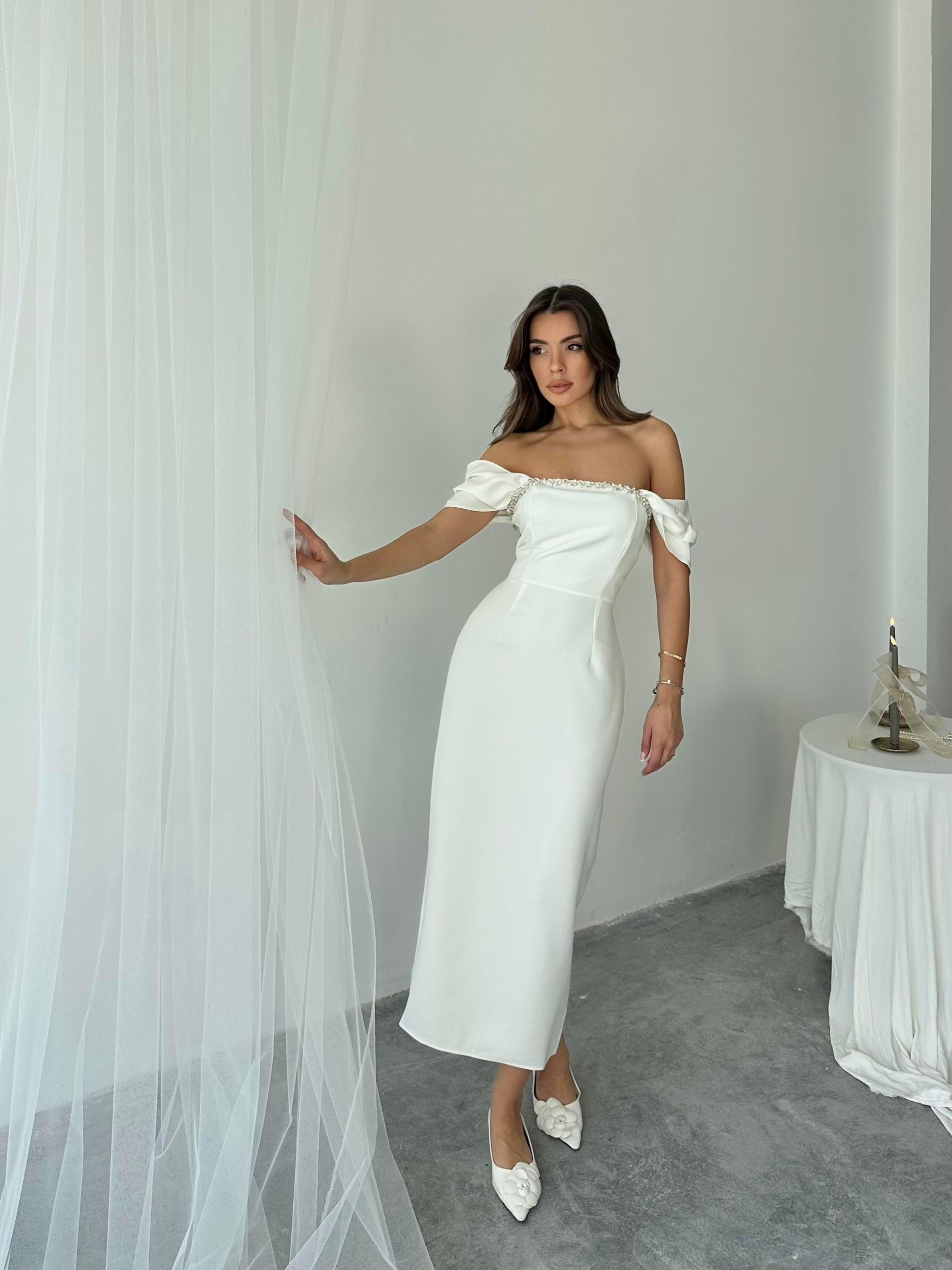 Düşük Omuzlu Taş Detaylı Yırtmaçlı Maxi Boy Kalem Elbise - BEYAZ