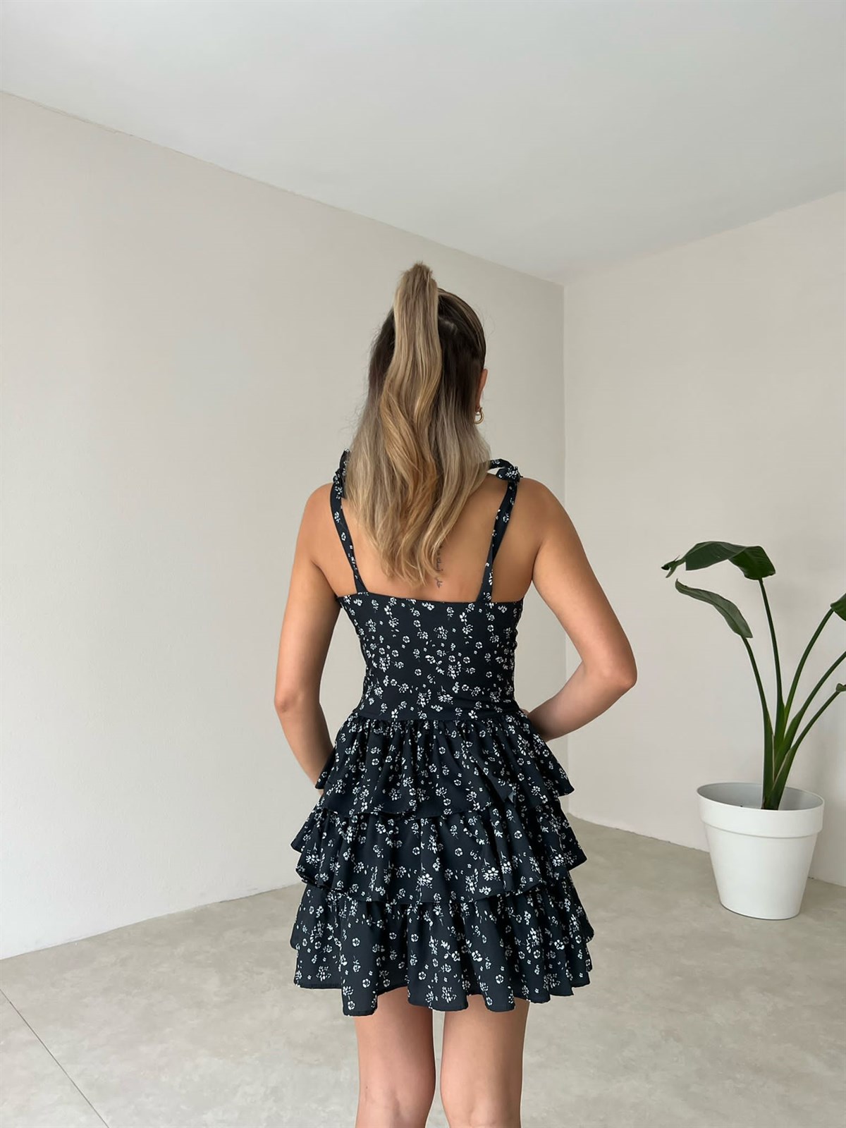 Etek Kat Kat Göğüs Bağlamalı Elbise - SİYAH