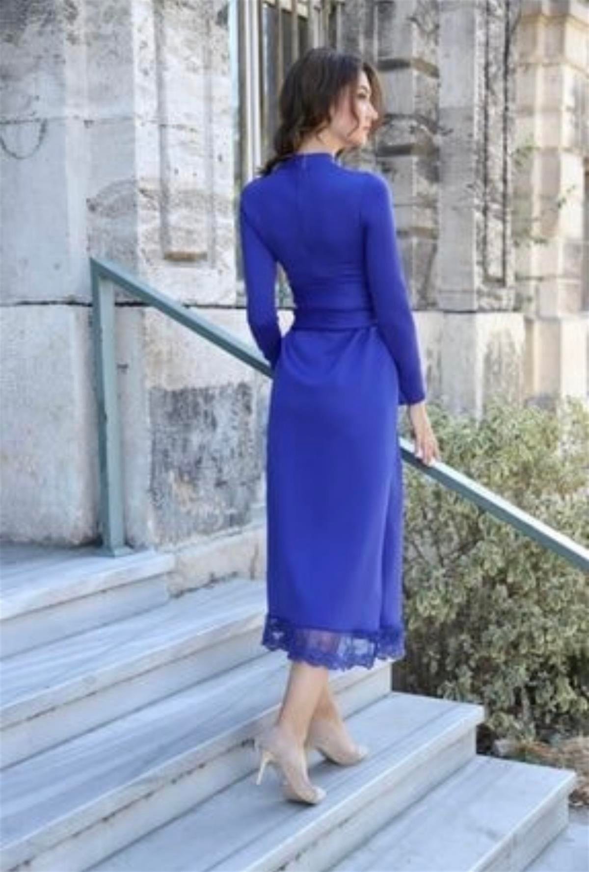 Etek Ucu Dantel Detaylı Maxi Boy Kemerli Uzun Kol Elbise - SAKS MAVİ