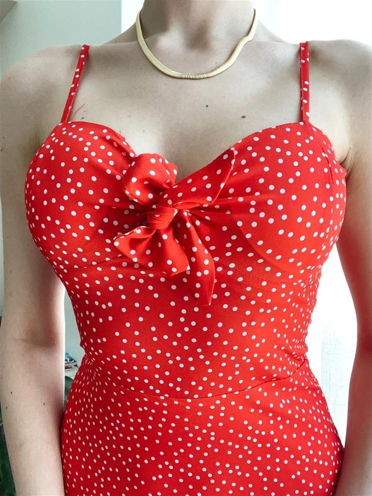 Göğüs Bağlama Detay Puantiyeli Gisele Elbise - KIRMIZI