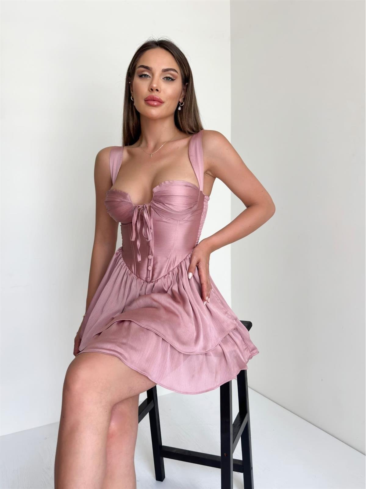 Göğüs Detaylı Kalın Askılı Sırt Dekolteli Mini Elbise - TOZ PEMBE