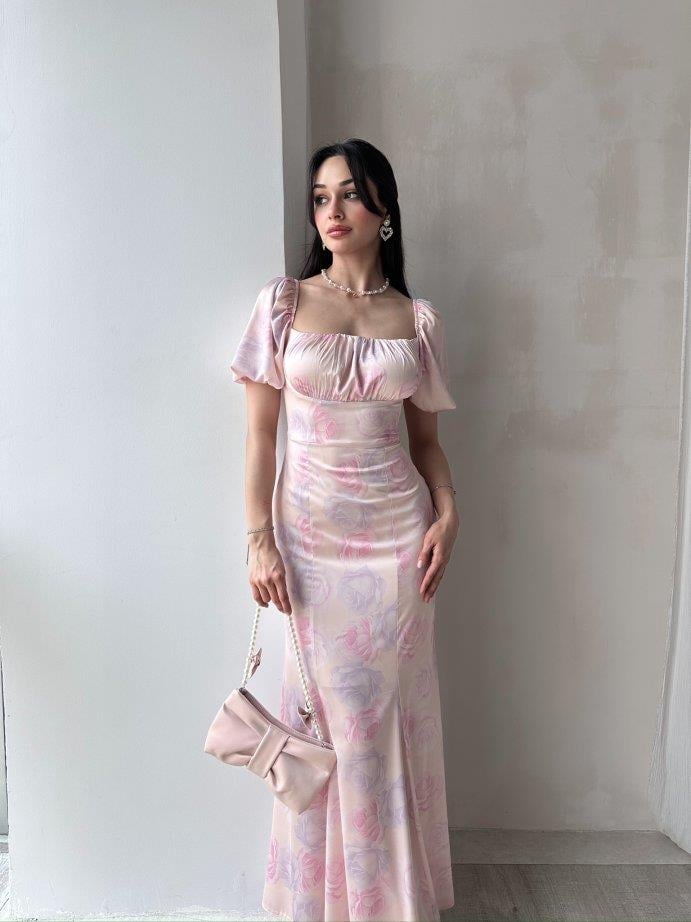 Göğüs Drape Pastel Çiçek Desenli Maxi Boy Saten Elbise Kısa Kol - PEMBE