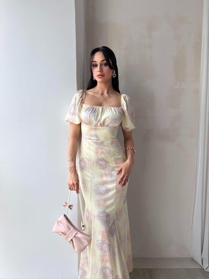 Göğüs Drape Pastel Çiçek Desenli Maxi Boy Saten Elbise Kısa Kol - SARI