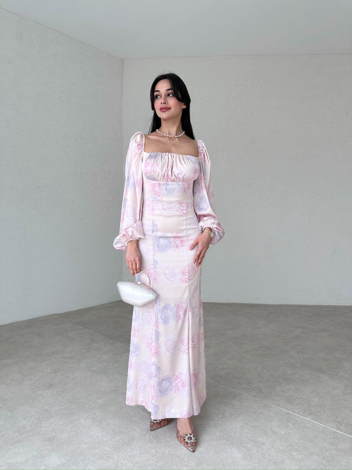 pembe pastel çiçek desenli maxi boy saten elbise – göğüs drape – butikimbutik