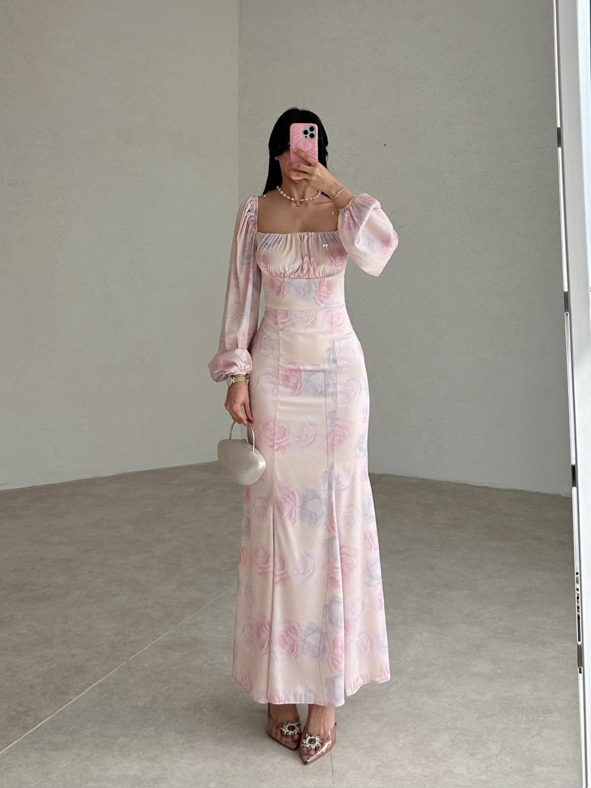 pembe pastel çiçek desenli maxi boy saten elbise – göğüs drape – butikimbutik