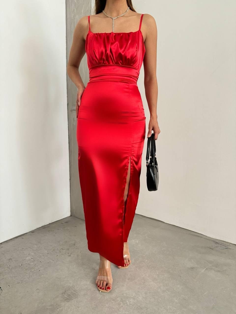 Göğüs Drapeli İnce Askılı Saten Elbise - KIRMIZI