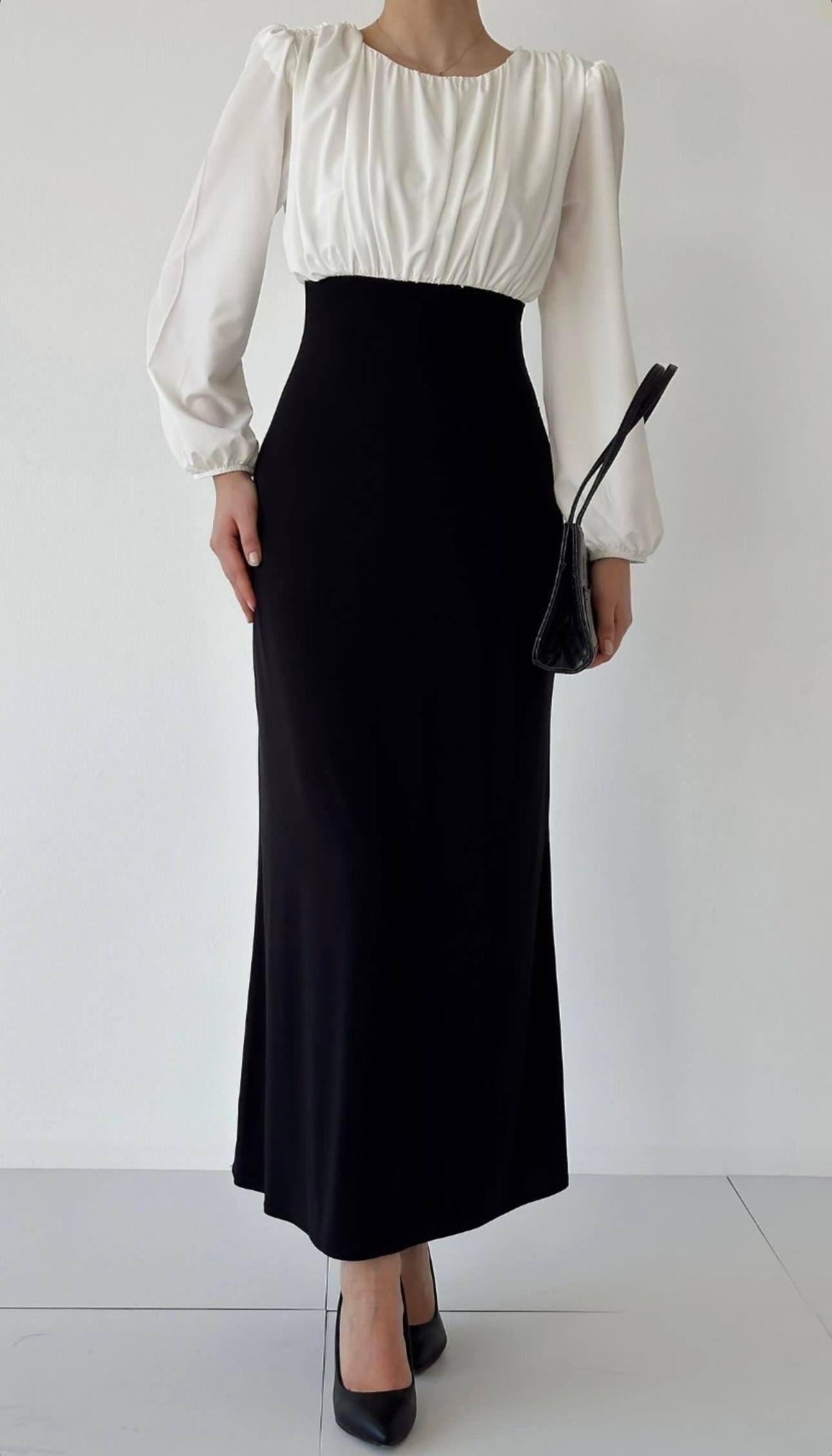 Göğüs Kısmı Drapeli Belden Oturmalı Uzun Siyah Beyaz Elbise 