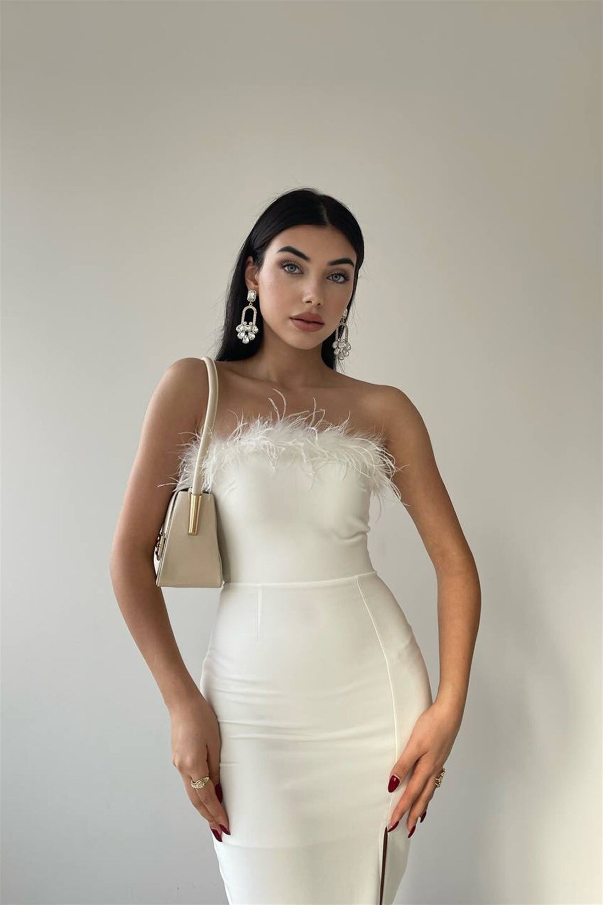 Göğüs Kısmı Tüy Yırtmaç Detay Straplez Kadın Elbise - BEYAZ
