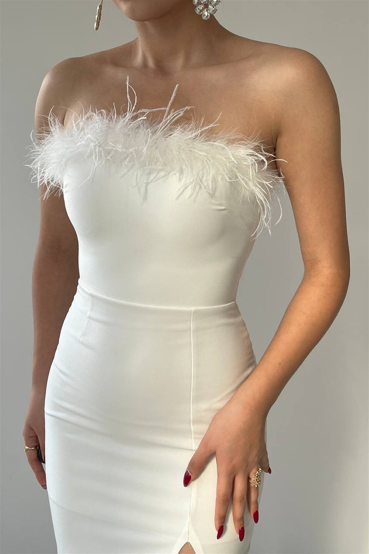 Göğüs Kısmı Tüy Yırtmaç Detay Straplez Kadın Elbise - BEYAZ