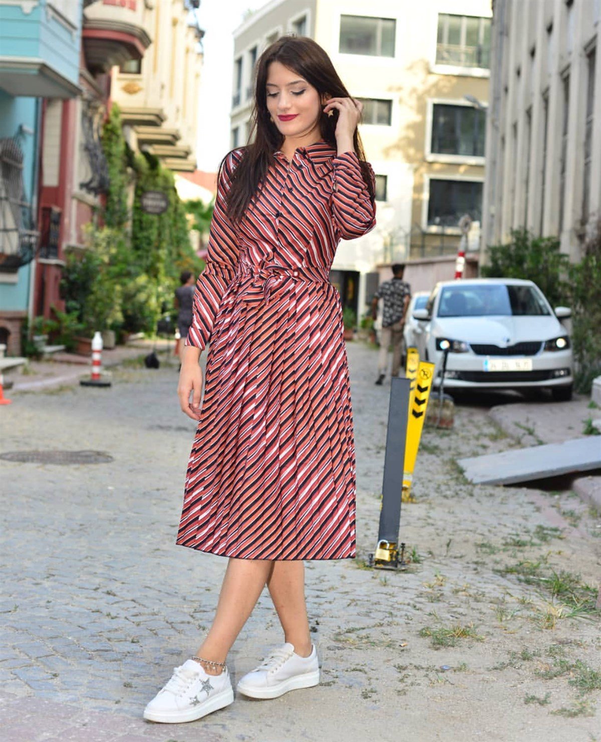 Gömlek Yaka Düğme ve Kemer Detaylı Yatay Çizgi Desenli Midi Boy Elbise 