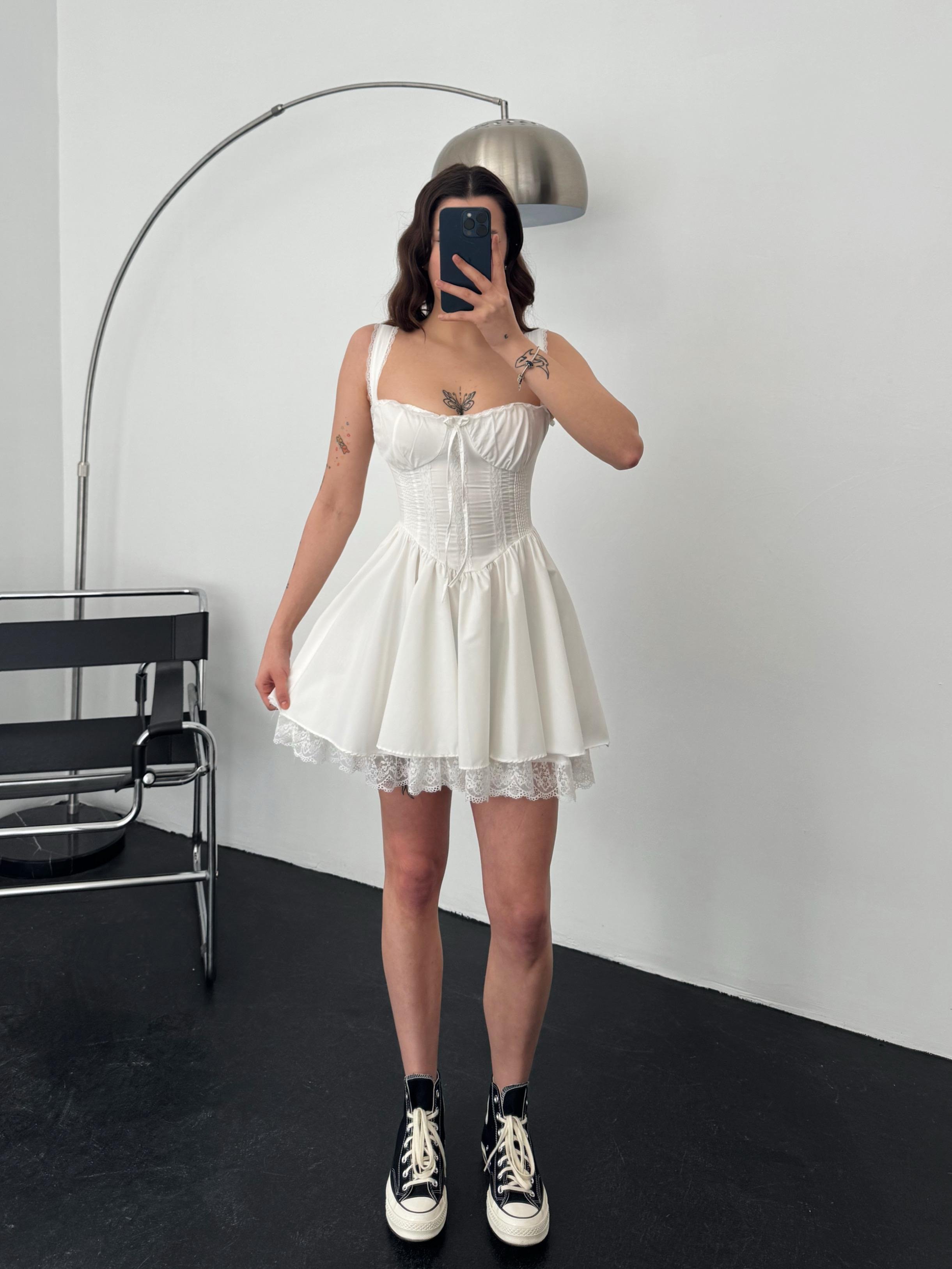 Kalın Askılı Önü Bağlama Detaylı Korse Görünümlü Belden Oturtmalı Dantel Detaylı Mini Elbise - BEYAZ