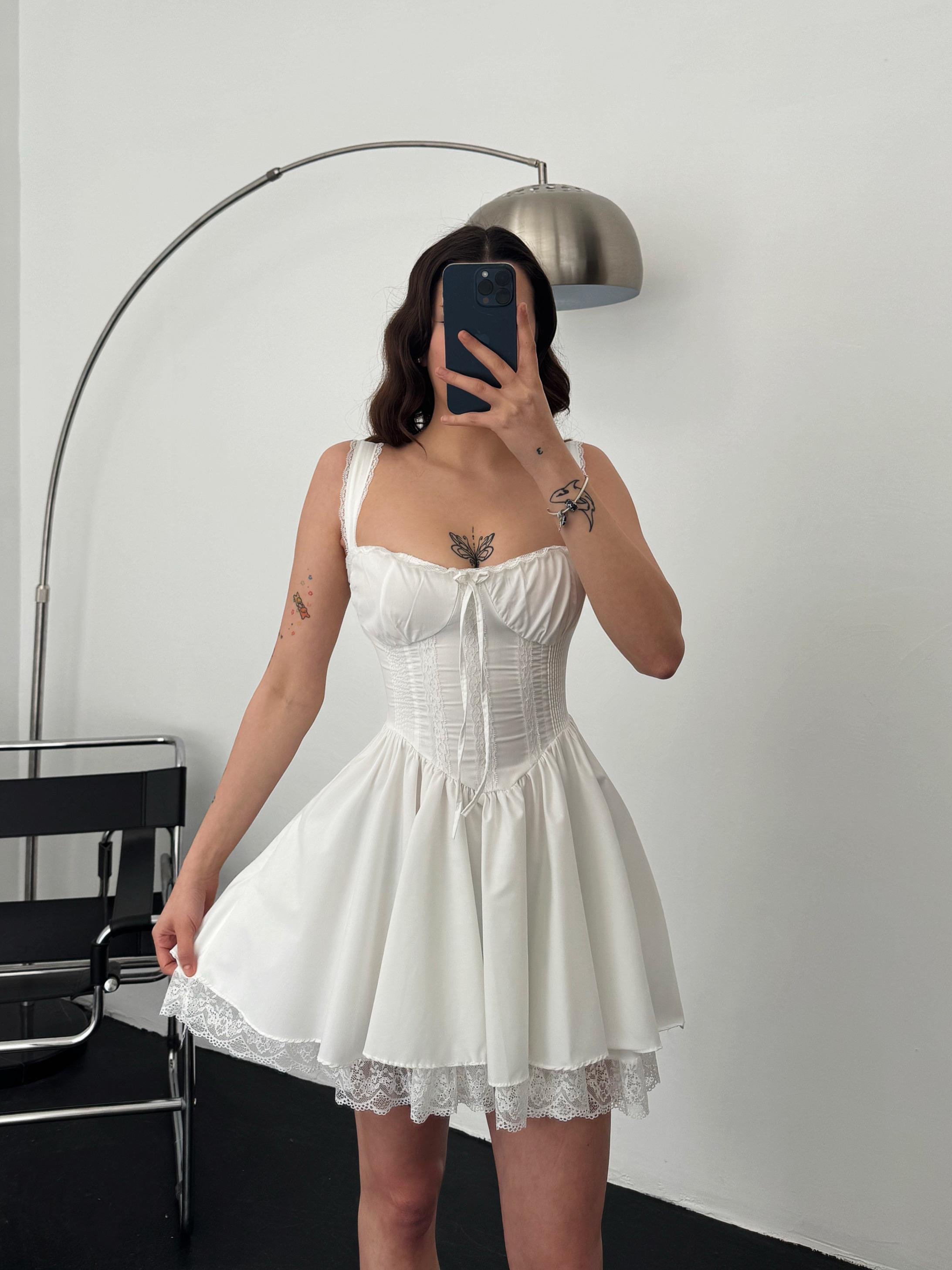 Kalın Askılı Önü Bağlama Detaylı Korse Görünümlü Belden Oturtmalı Dantel Detaylı Mini Elbise - BEYAZ