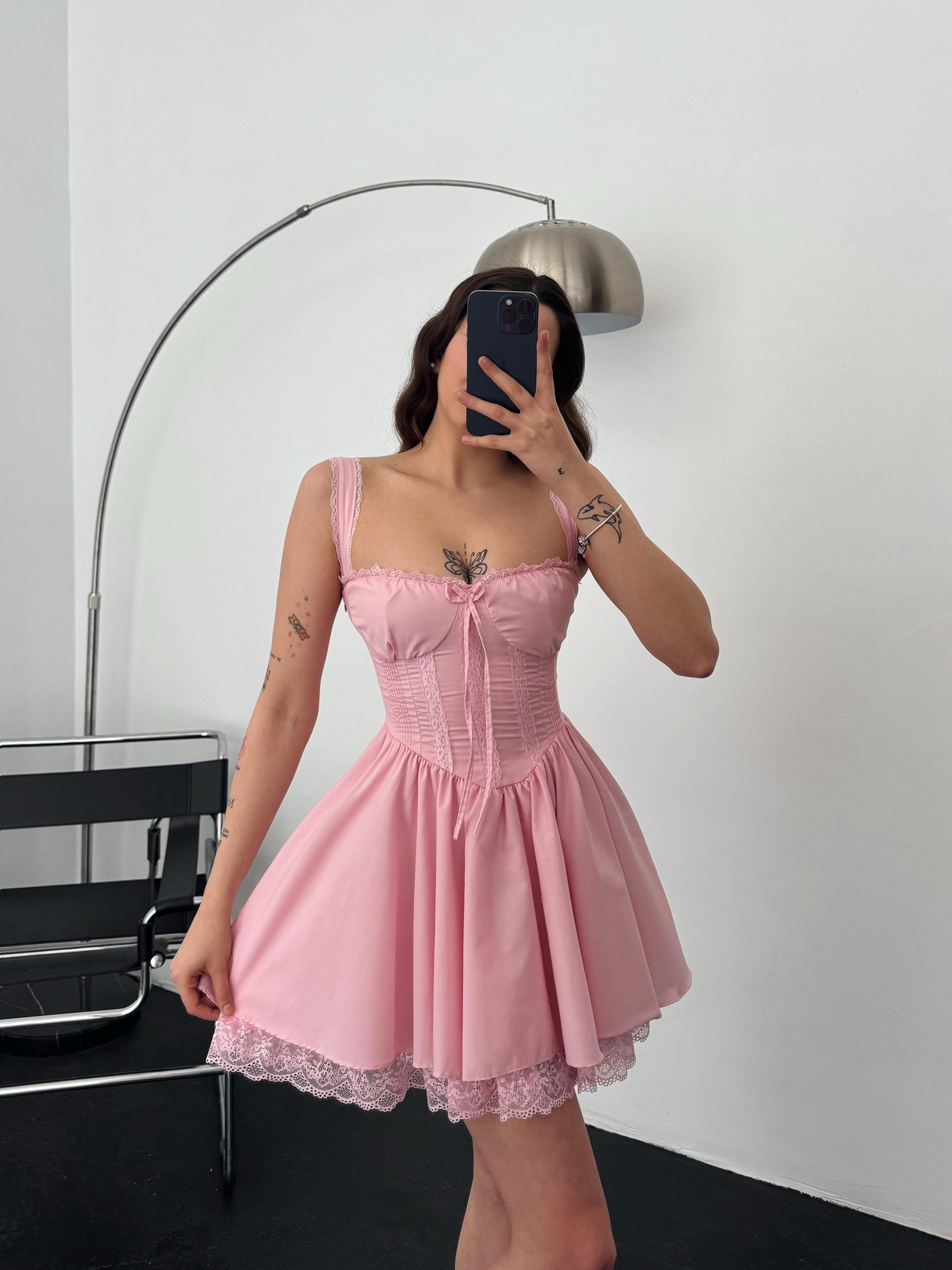 Kalın Askılı Önü Bağlama Detaylı Korse Görünümlü Belden Oturtmalı Dantel Detaylı Mini Elbise - PEMBE