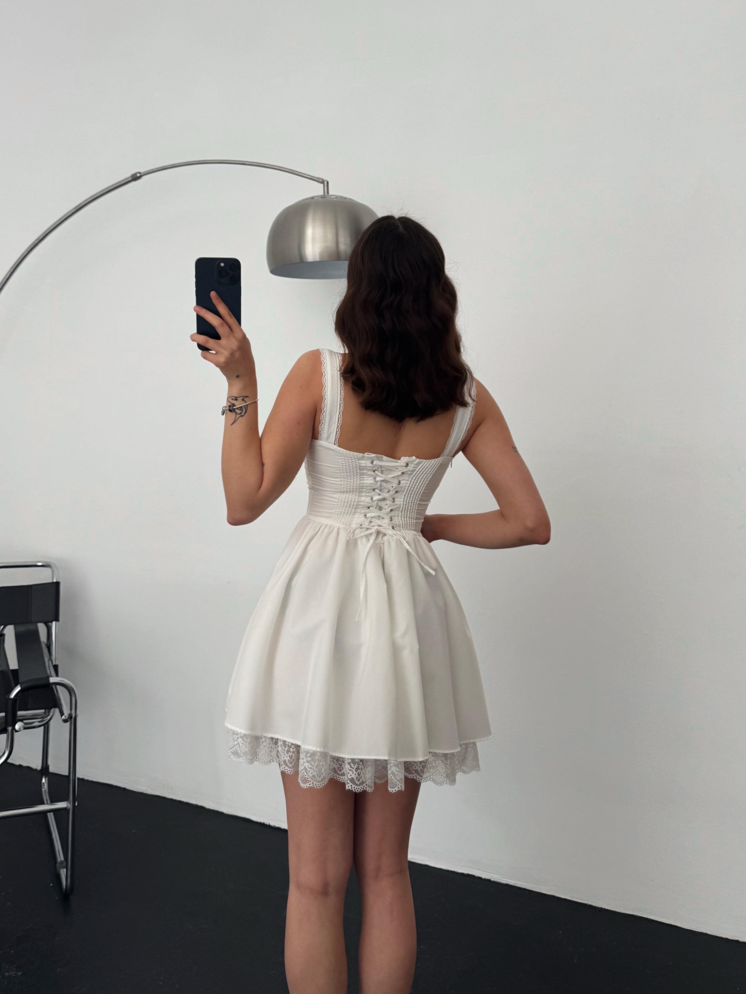 Kalın Askılı Önü Bağlama Detaylı Korse Görünümlü Belden Oturtmalı Dantel Detaylı Mini Elbise - BEYAZ