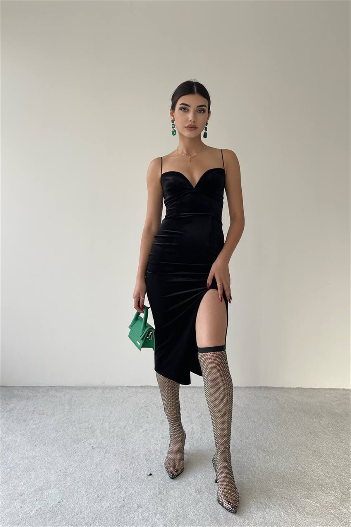 Kalp Yaka İp Askılı Fransız Kadife Elbise - SİYAH