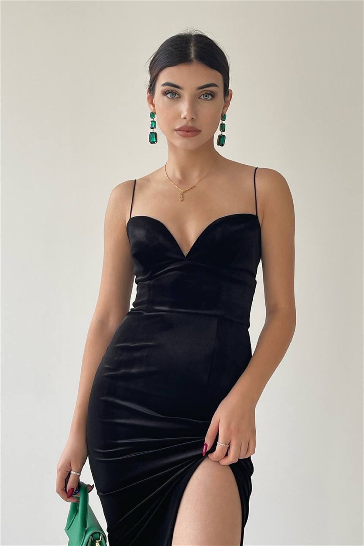 Kalp Yaka İp Askılı Fransız Kadife Elbise - SİYAH