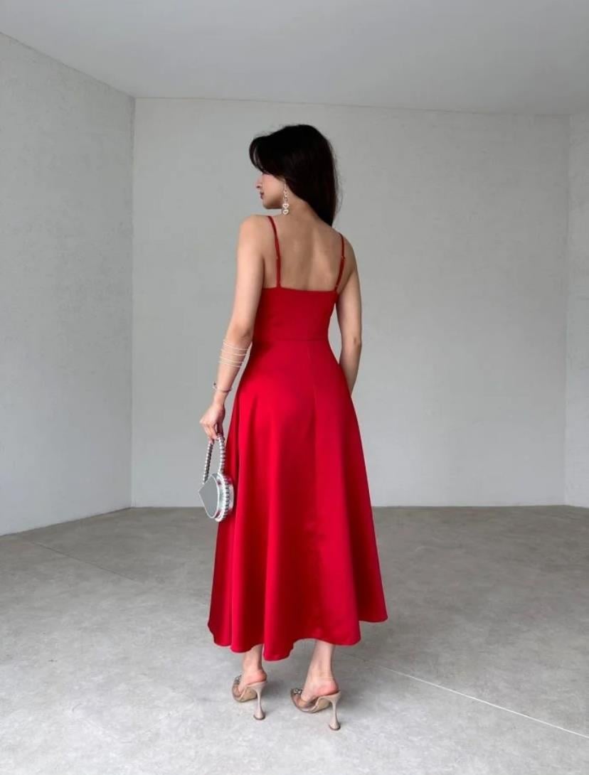 Kalp Yaka İp Askılı Midi Boy Saten Elbise - KIRMIZI