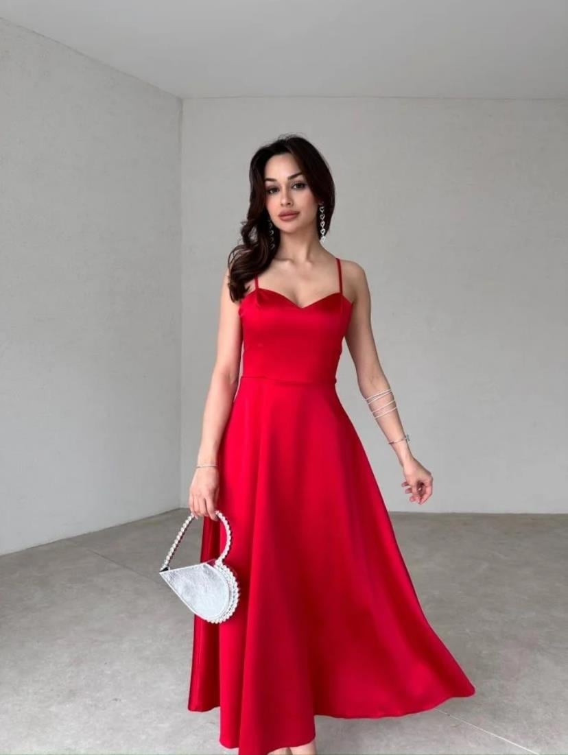 Kalp Yaka İp Askılı Midi Boy Saten Elbise - KIRMIZI