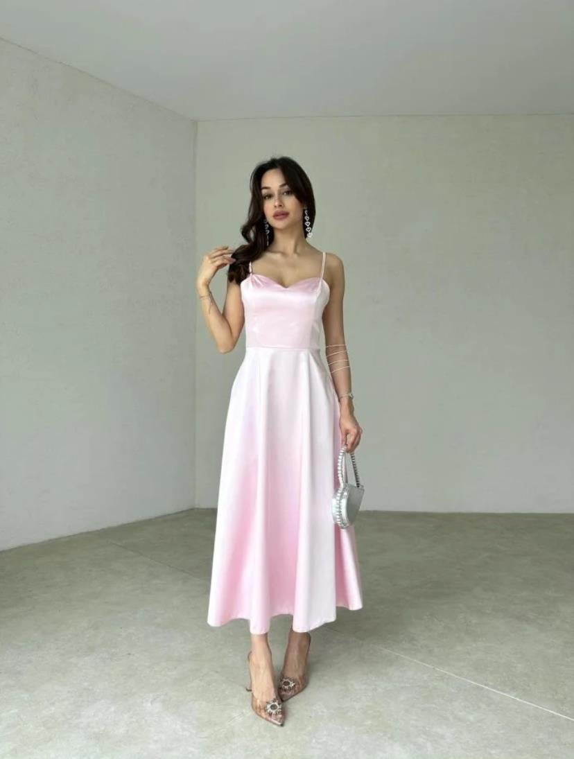 Kalp Yaka İp Askılı Midi Boy Saten Elbise - PEMBE