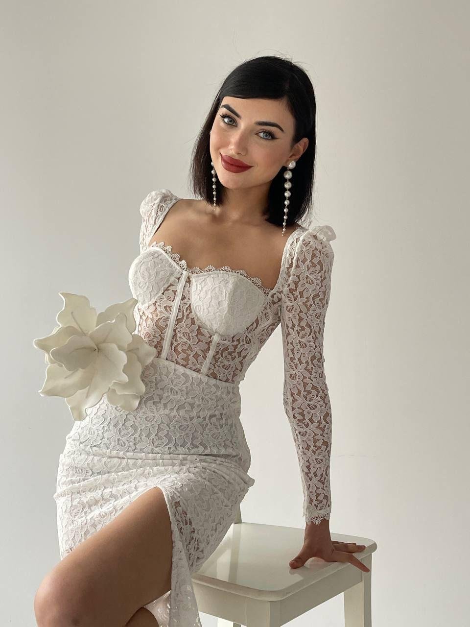 Kalp Yaka Korse Görünümlü Yırtmaçlı Komple Güpür Dantel Transparan Astarlı Elbise - BEYAZ