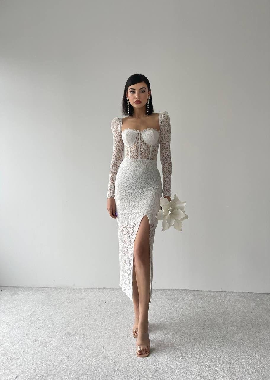 Kalp Yaka Korse Görünümlü Yırtmaçlı Komple Güpür Dantel Transparan Astarlı Elbise - BEYAZ