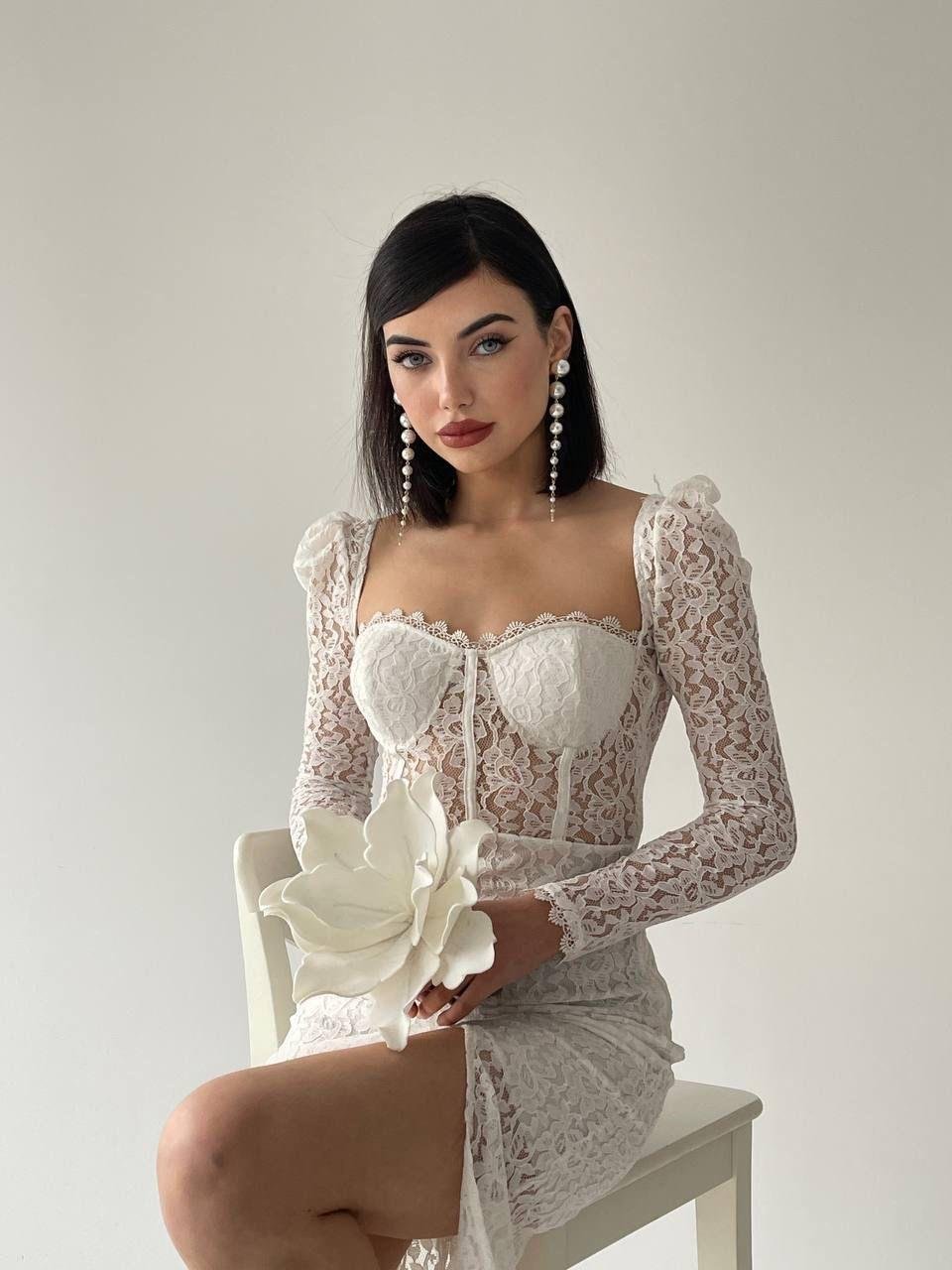Kalp Yaka Korse Görünümlü Yırtmaçlı Komple Güpür Dantel Transparan Astarlı Elbise - BEYAZ