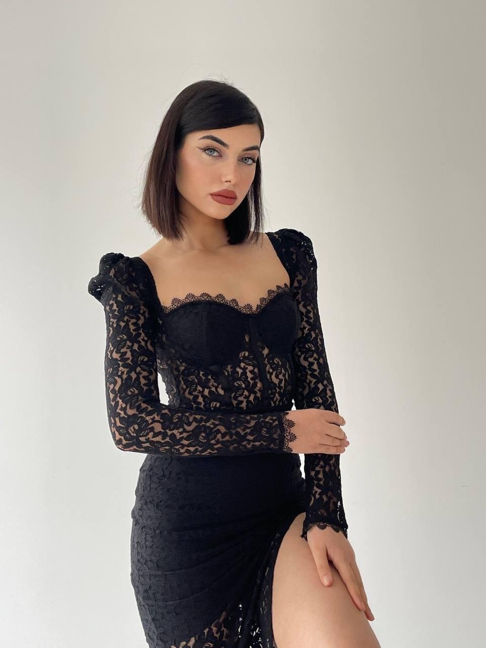 Kalp Yaka Korse Görünümlü Yırtmaçlı Komple Güpür Dantel Transparan Astarlı Elbise - SİYAH