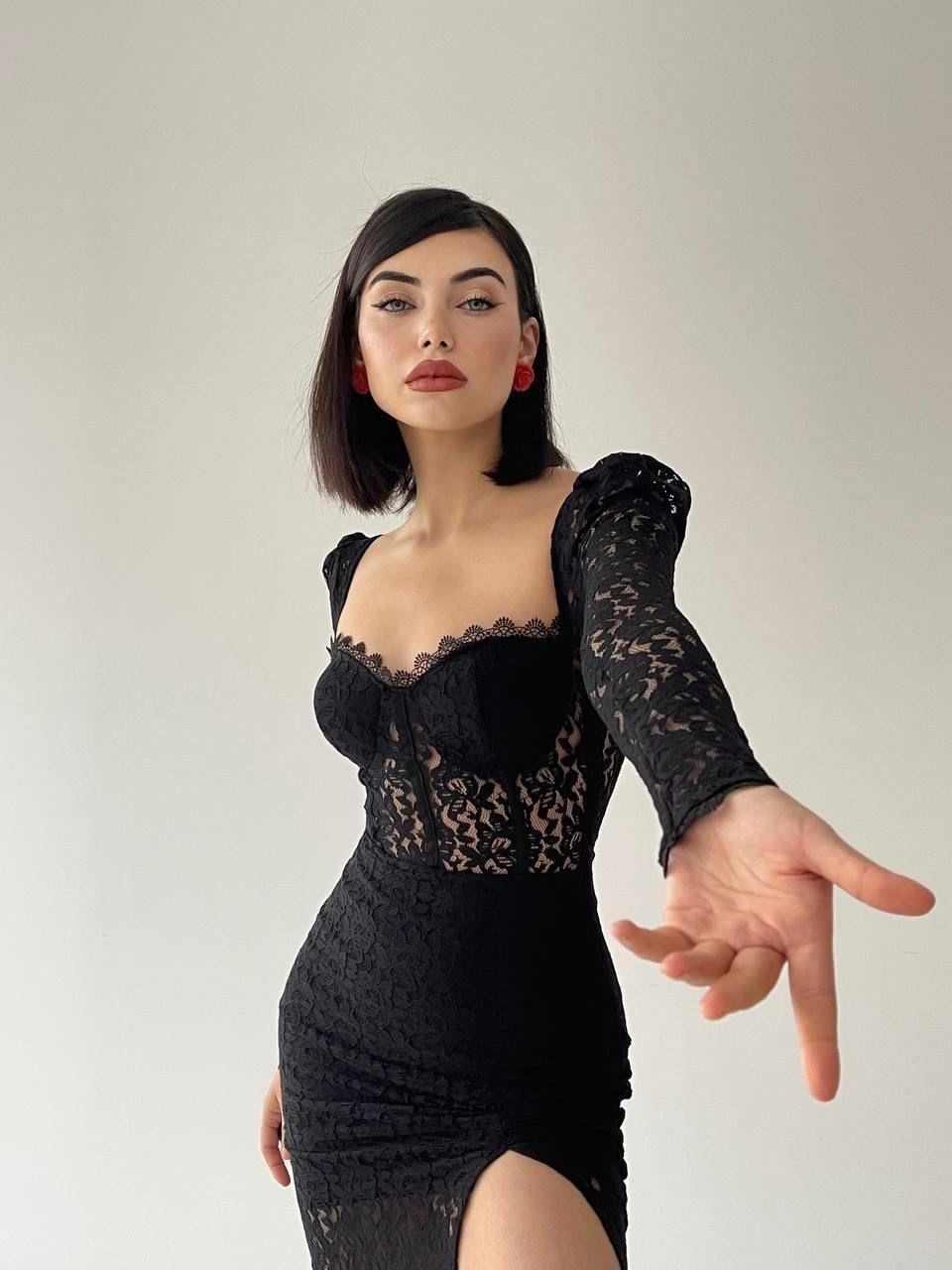 Kalp Yaka Korse Görünümlü Yırtmaçlı Komple Güpür Dantel Transparan Astarlı Elbise - SİYAH