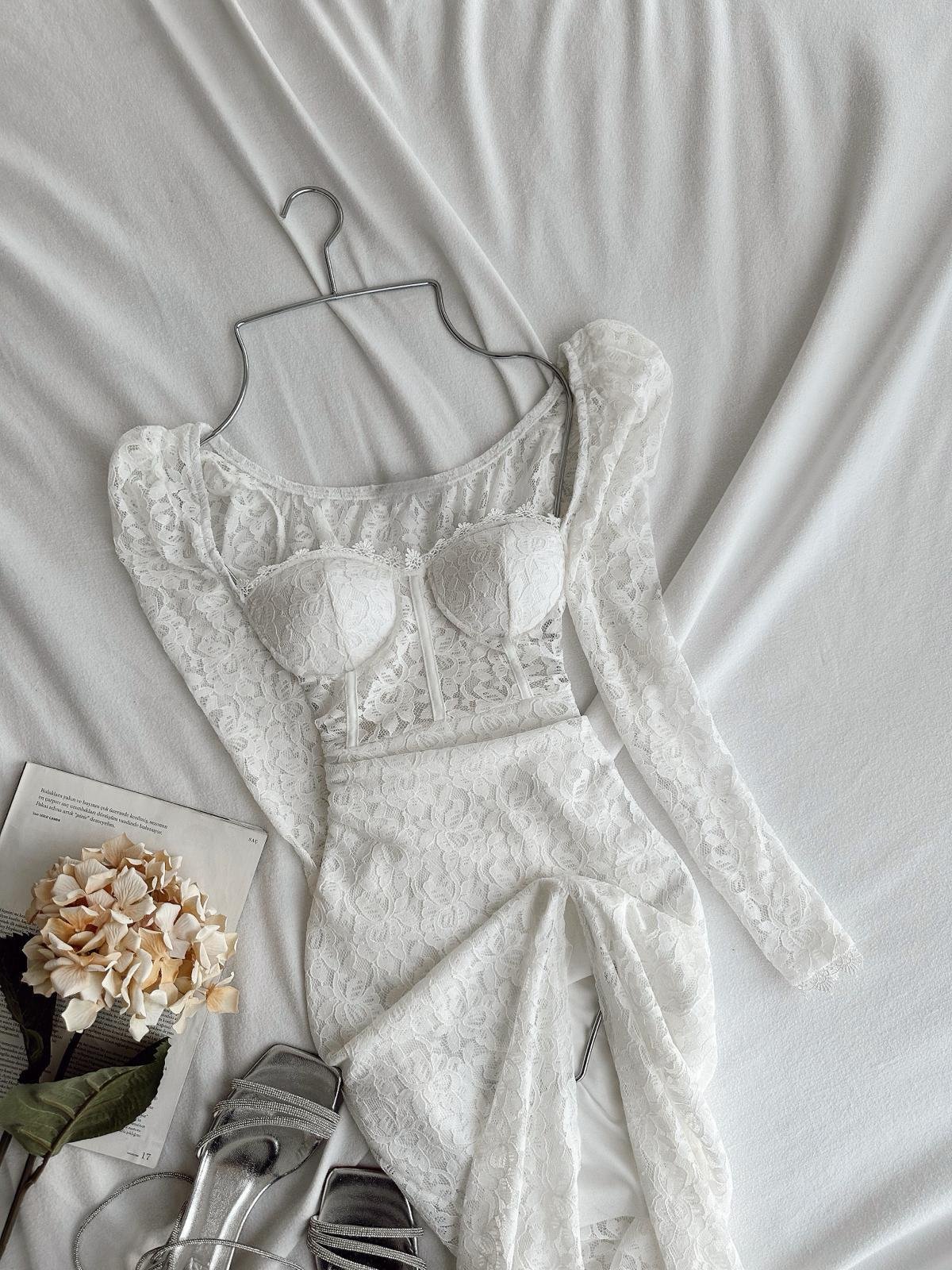 Kalp Yaka Korse Görünümlü Yırtmaçlı Komple Güpür Dantel Transparan Astarlı Elbise - BEYAZ