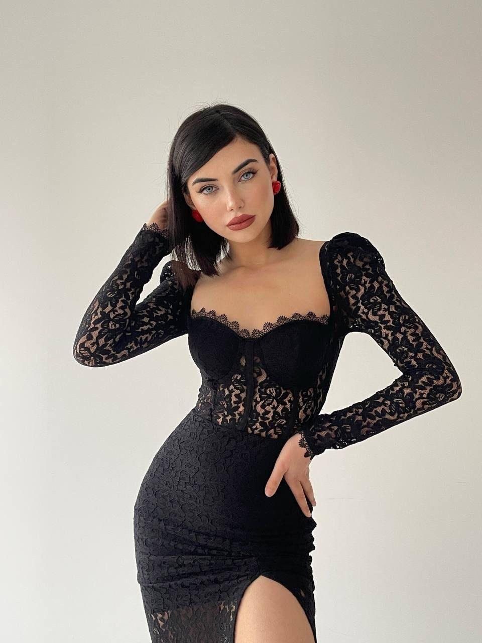 Kalp Yaka Korse Görünümlü Yırtmaçlı Komple Güpür Dantel Transparan Astarlı Elbise - SİYAH