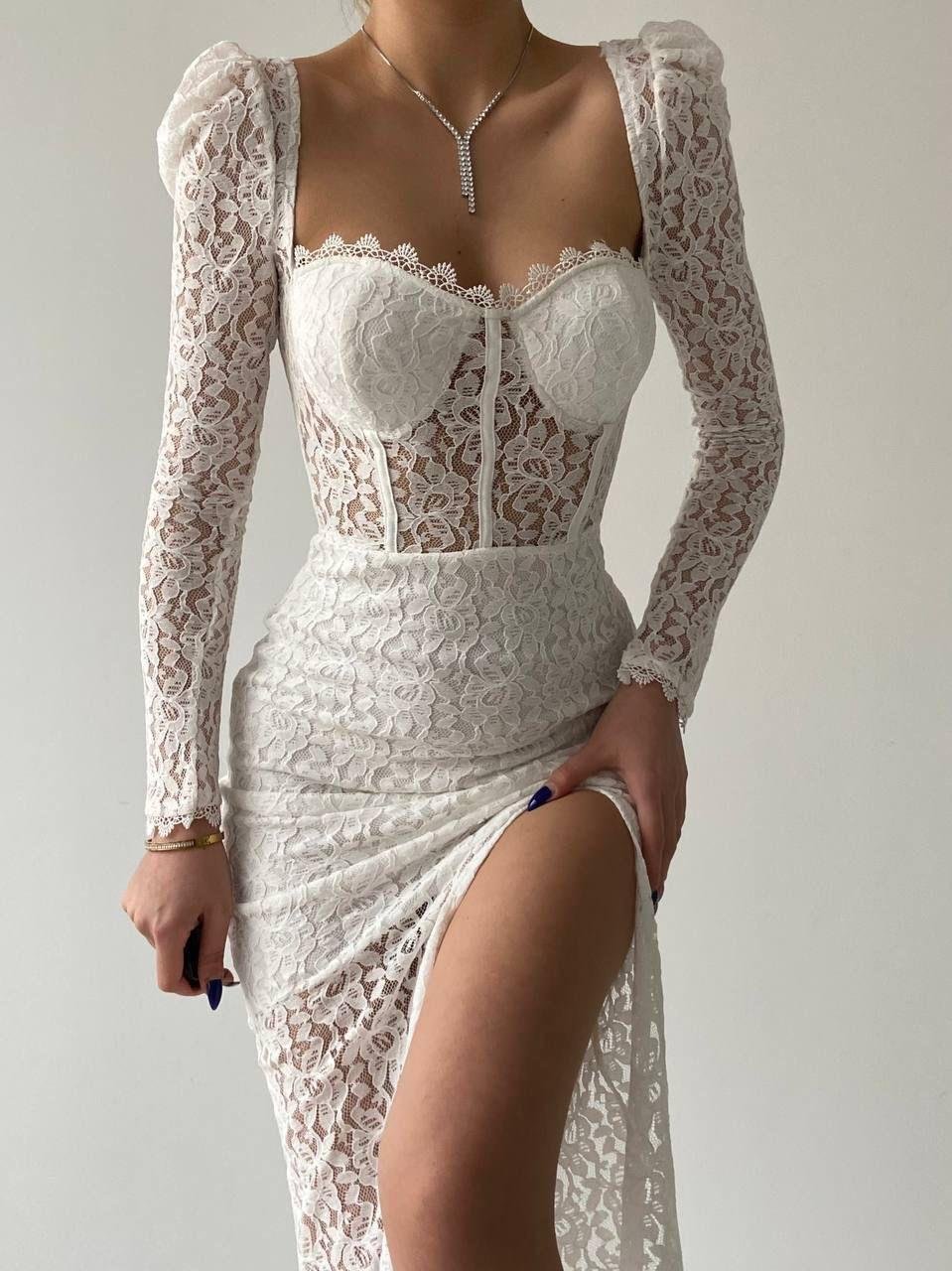 Kalp Yaka Korse Görünümlü Yırtmaçlı Komple Güpür Dantel Transparan Astarlı Elbise - BEYAZ