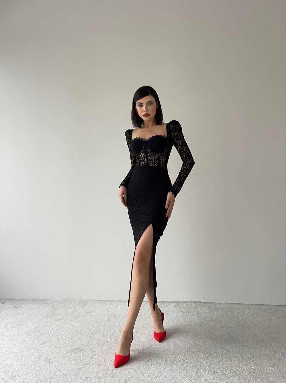 Kalp Yaka Korse Görünümlü Yırtmaçlı Komple Güpür Dantel Transparan Astarlı Elbise - SİYAH