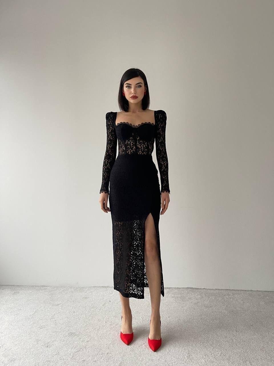 Kalp Yaka Korse Görünümlü Yırtmaçlı Komple Güpür Dantel Transparan Astarlı Elbise - SİYAH