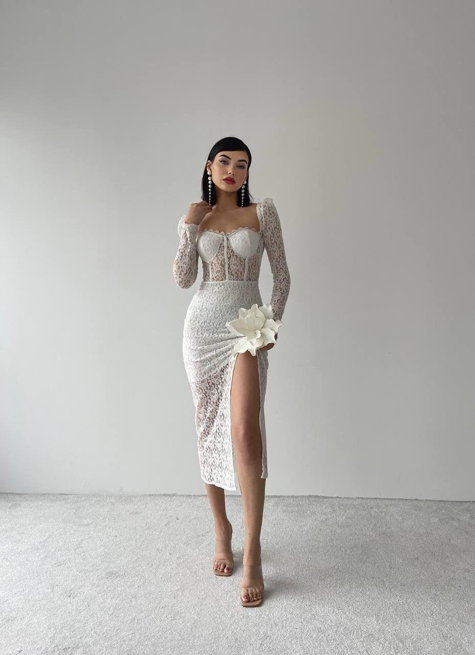 Kalp Yaka Korse Görünümlü Yırtmaçlı Komple Güpür Dantel Transparan Astarlı Elbise - BEYAZ