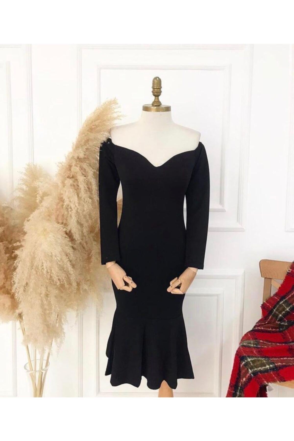 Kalp Yaka Omuzları Açık Eteği Volanlı Uzun Kollu Elbise - SİYAH