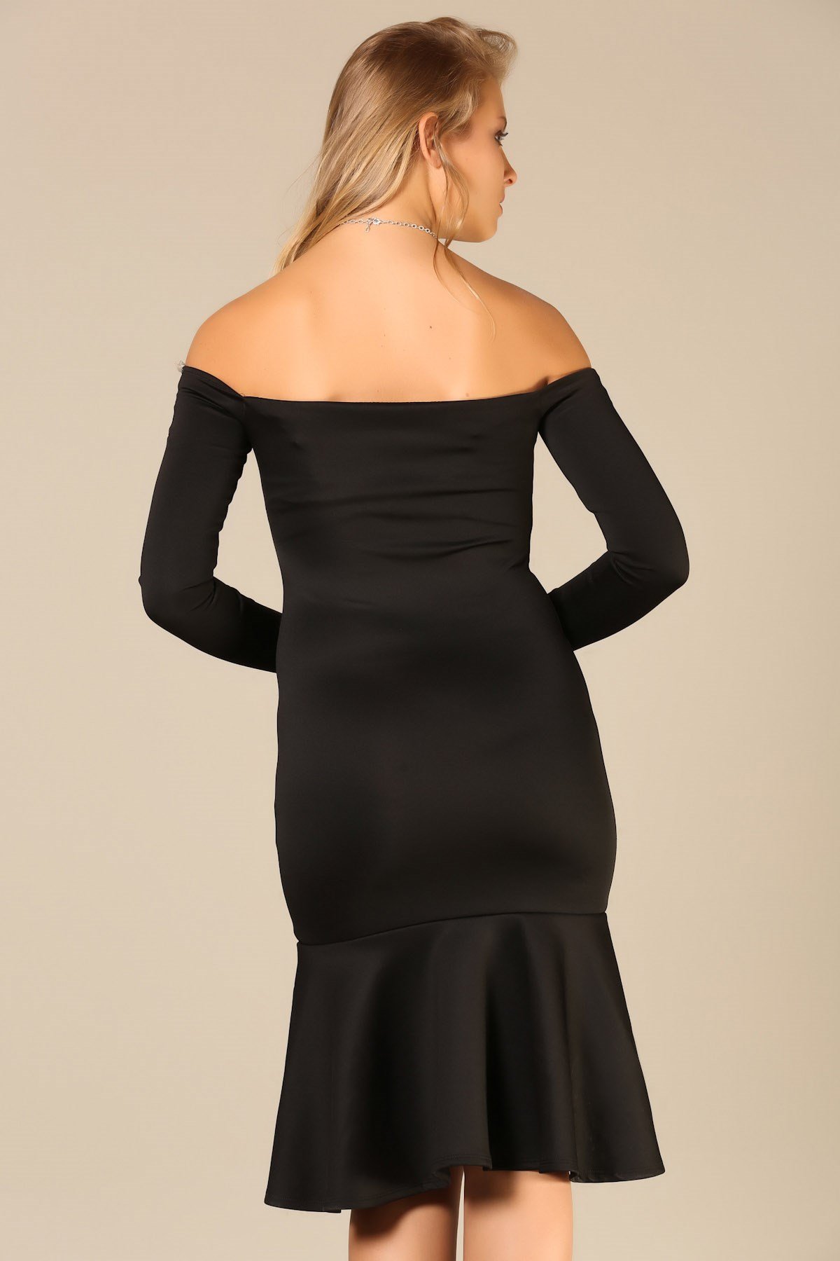 Kalp Yaka Omuzları Açık Eteği Volanlı Uzun Kollu Elbise - SİYAH