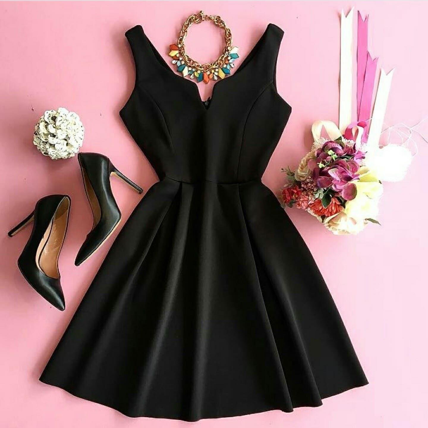 Kalp Yaka Sırtı V dekolte Mini Kiloş Elbise - SİYAH