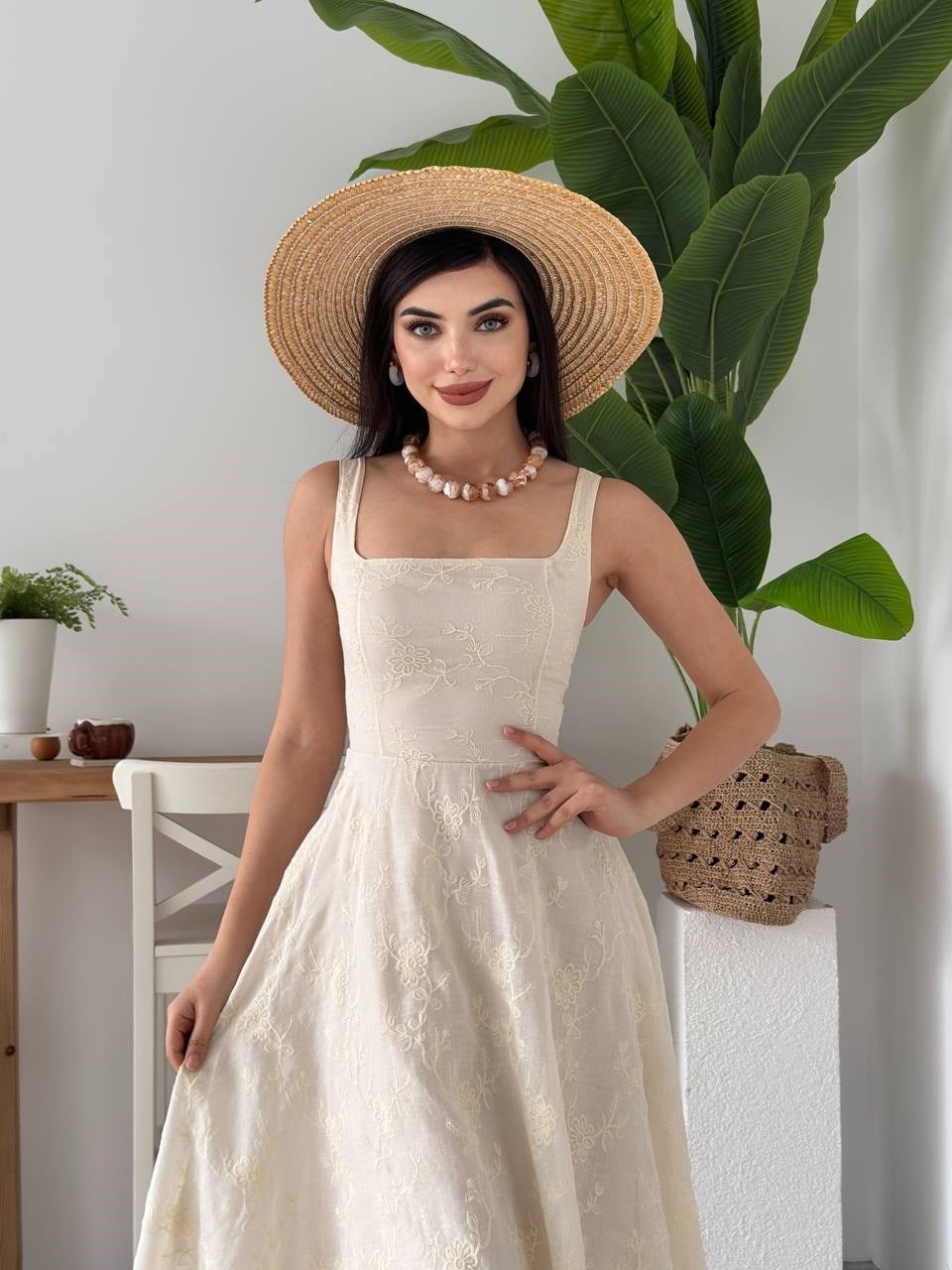 Kare Yaka Nakış İşlemeli Midi Elbise – Bej