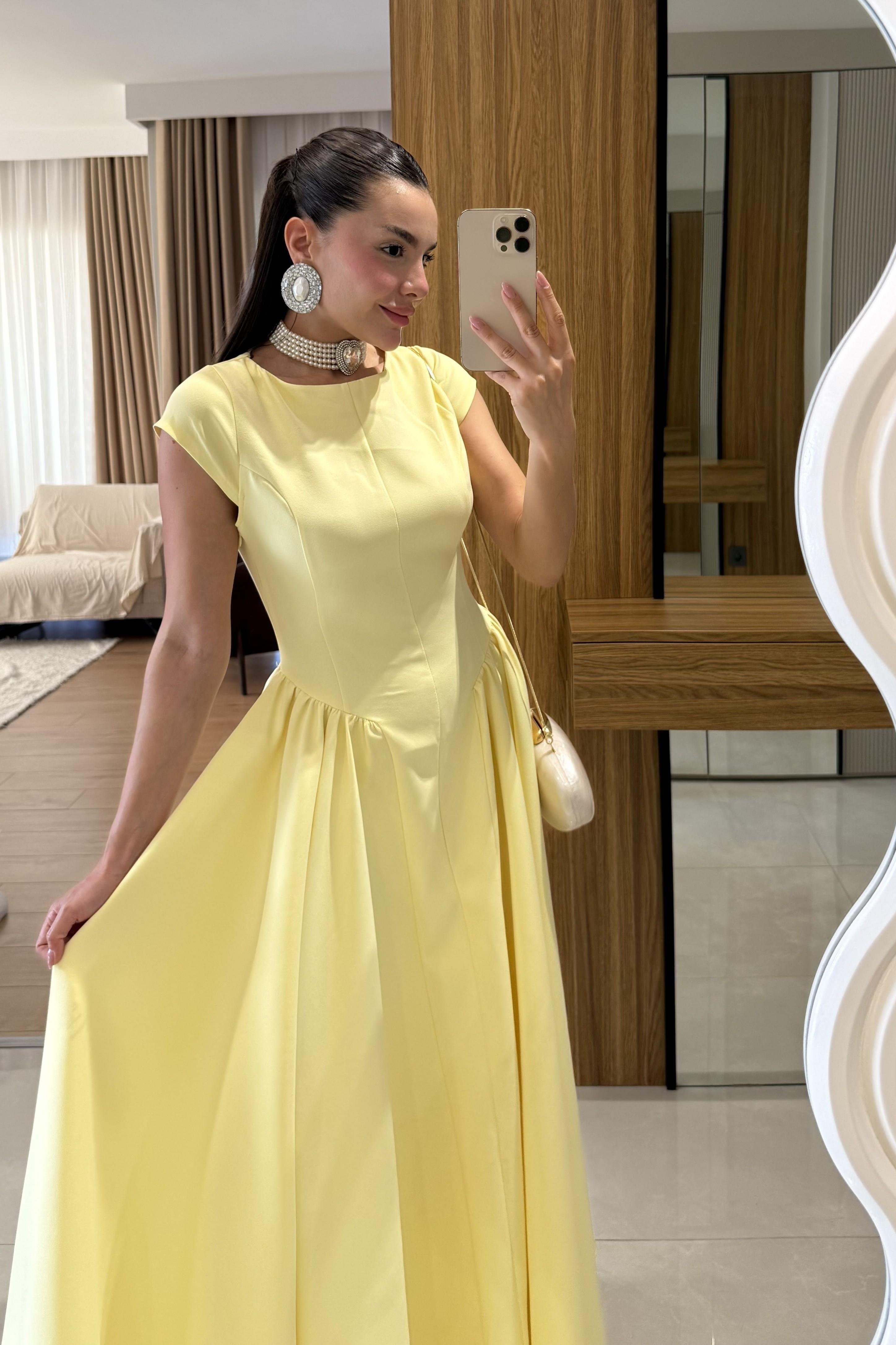 Kare Yaka Sırt Dekolteli Pliseli Belden Oturmalı Balon Uzun Elbise - SARI