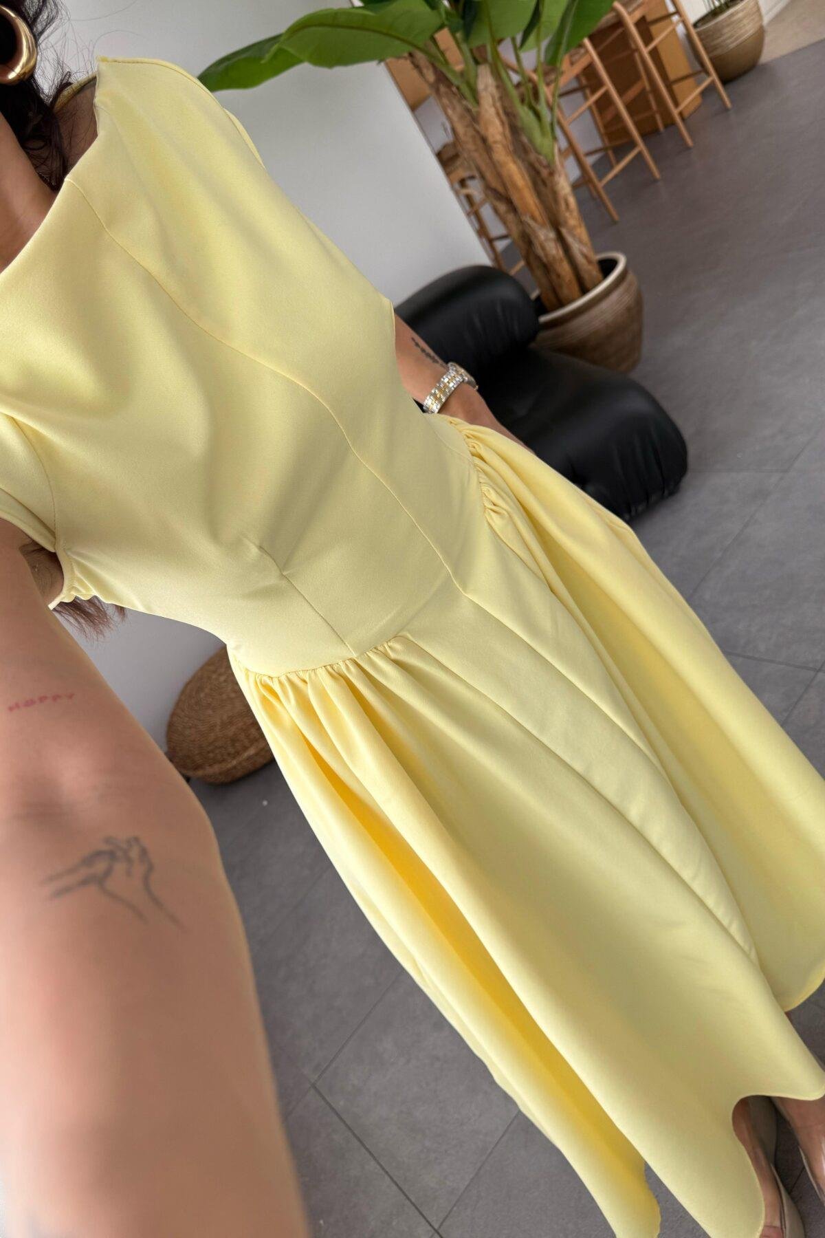 Kare Yaka Sırt Dekolteli Pliseli Belden Oturmalı Balon Uzun Elbise - SARI