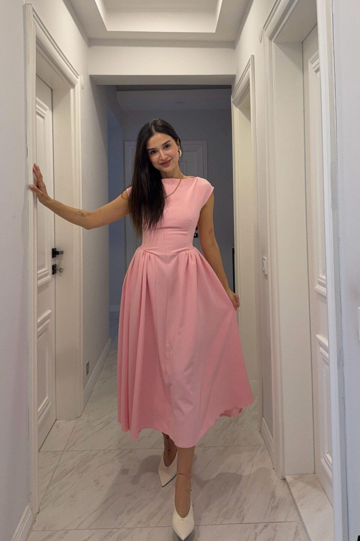 Kare Yaka Sırt Dekolteli Pliseli Belden Oturmalı Balon Uzun Elbise - PEMBE