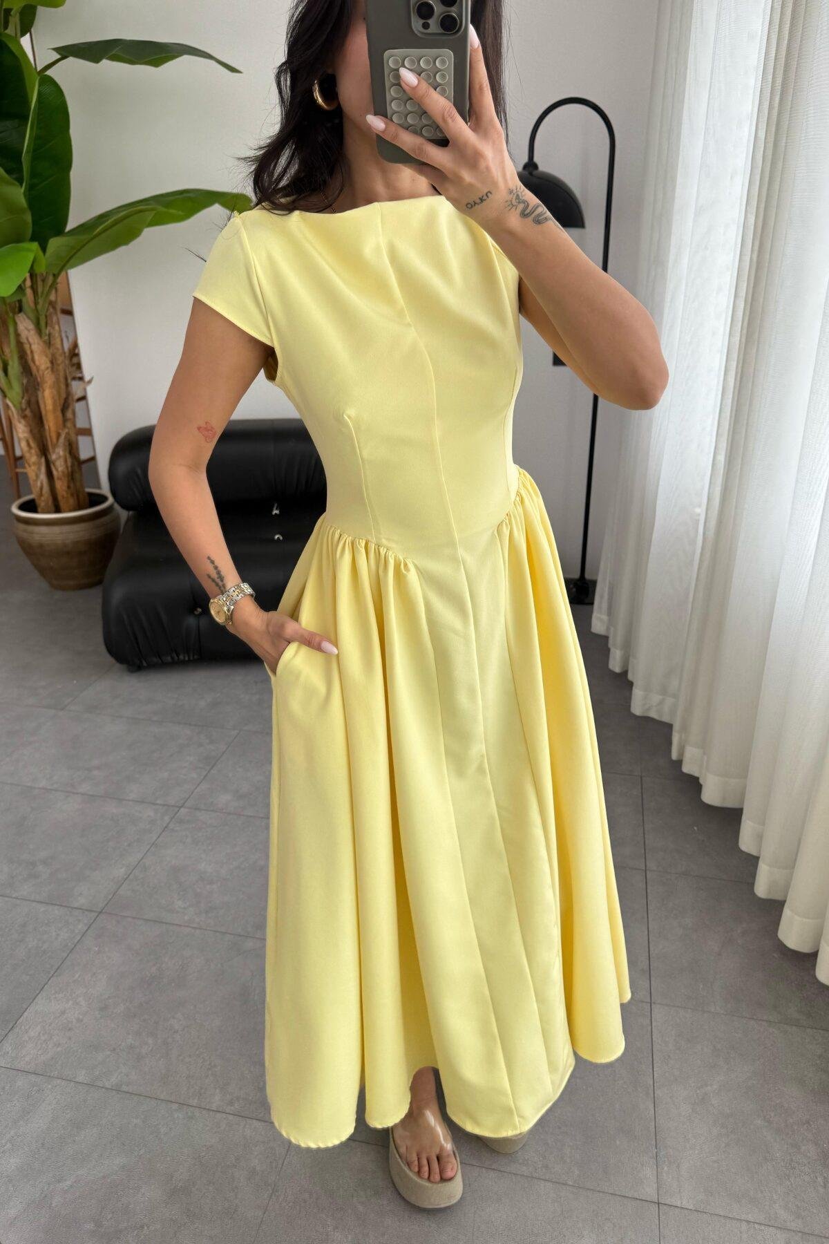 Kare Yaka Sırt Dekolteli Pliseli Belden Oturmalı Balon Uzun Elbise - SARI