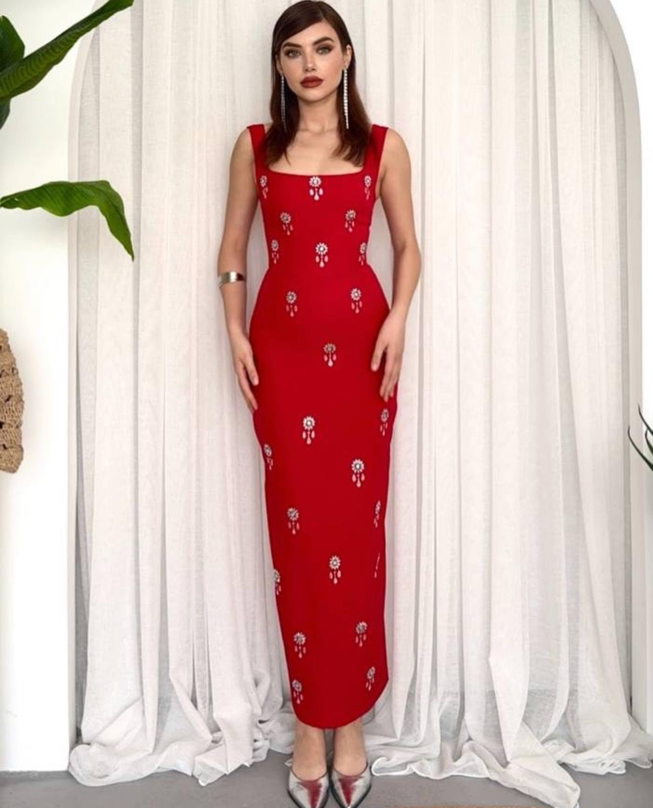 Kare Yaka Taş İşleme Detaylı Kalın Askılı Uzun Atlas Elbise - KIRMIZI 