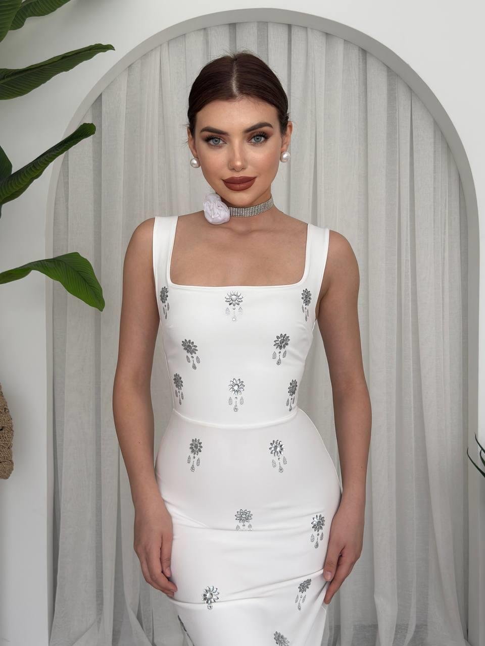 Kare Yaka Taş İşleme Detaylı Kalın Askılı Uzun Atlas Elbise - BEYAZ