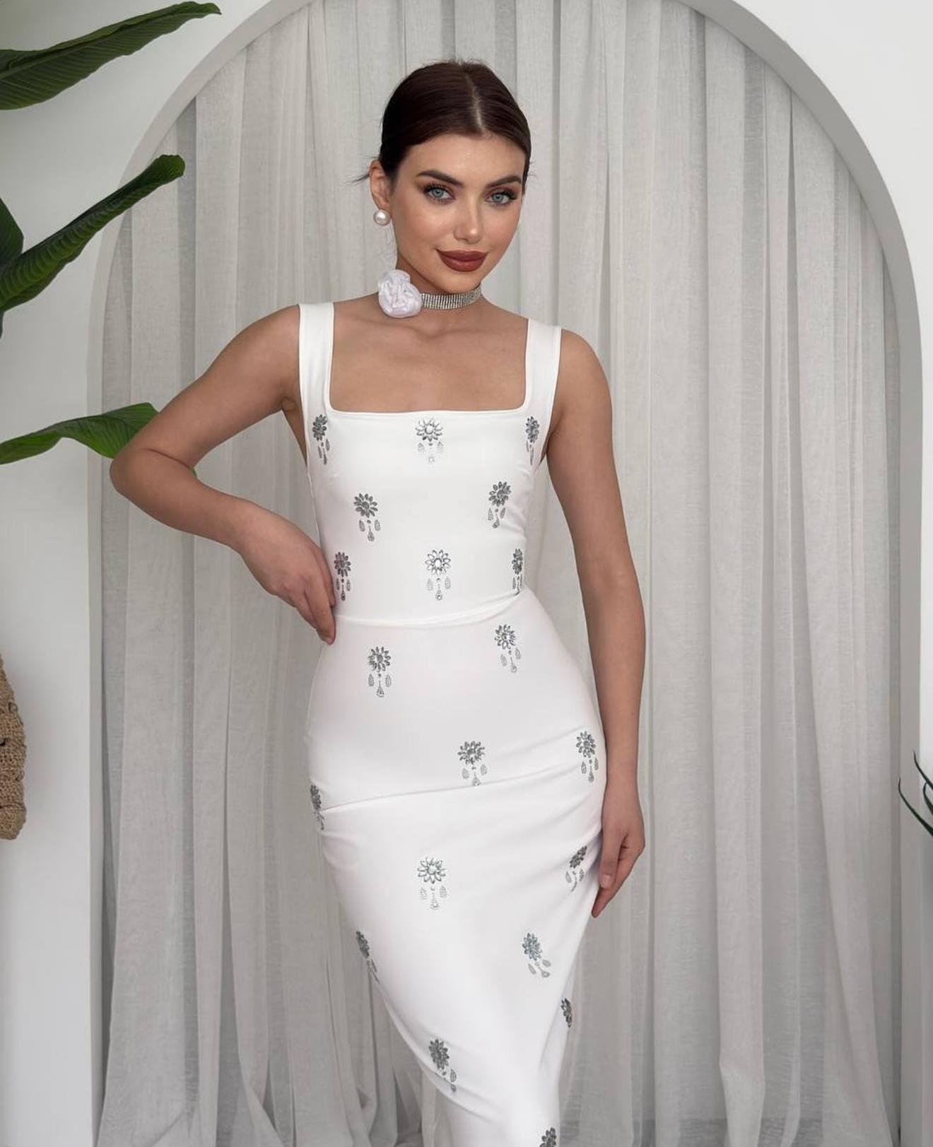 Kare Yaka Taş İşleme Detaylı Kalın Askılı Uzun Atlas Elbise - BEYAZ