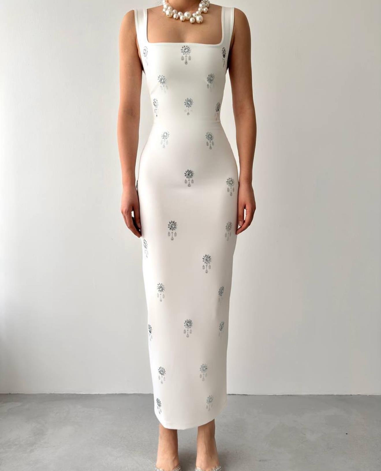 Kare Yaka Taş İşleme Detaylı Kalın Askılı Uzun Atlas Elbise - BEYAZ