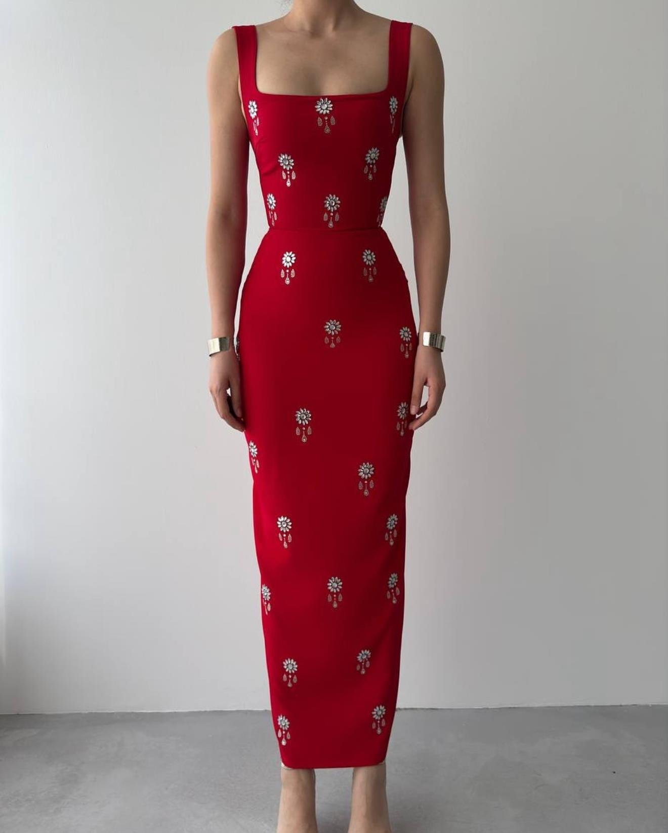 Kare Yaka Taş İşleme Detaylı Kalın Askılı Uzun Atlas Elbise - KIRMIZI 