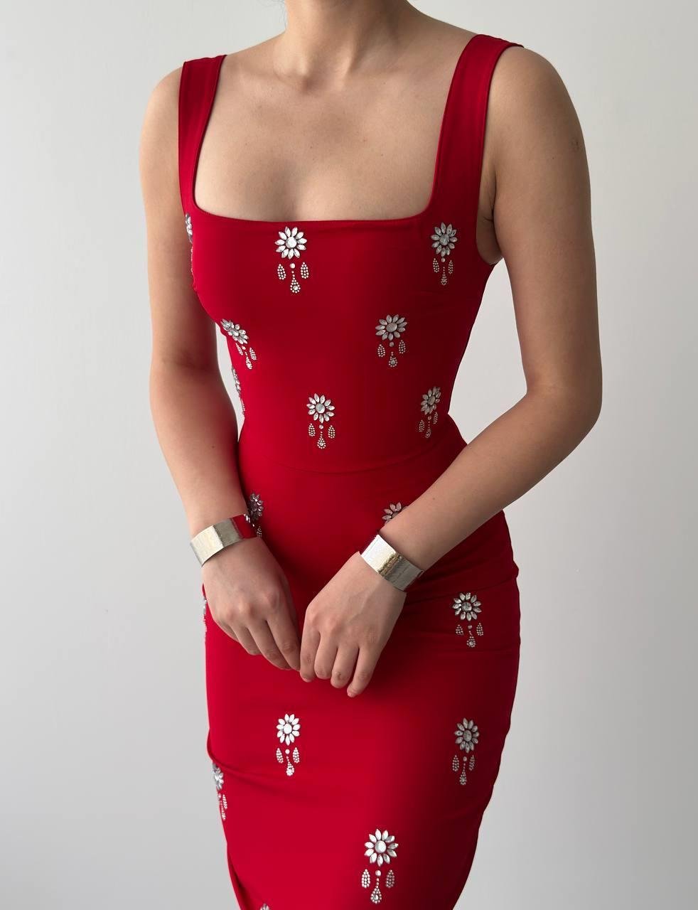 Kare Yaka Taş İşleme Detaylı Kalın Askılı Uzun Atlas Elbise - KIRMIZI 