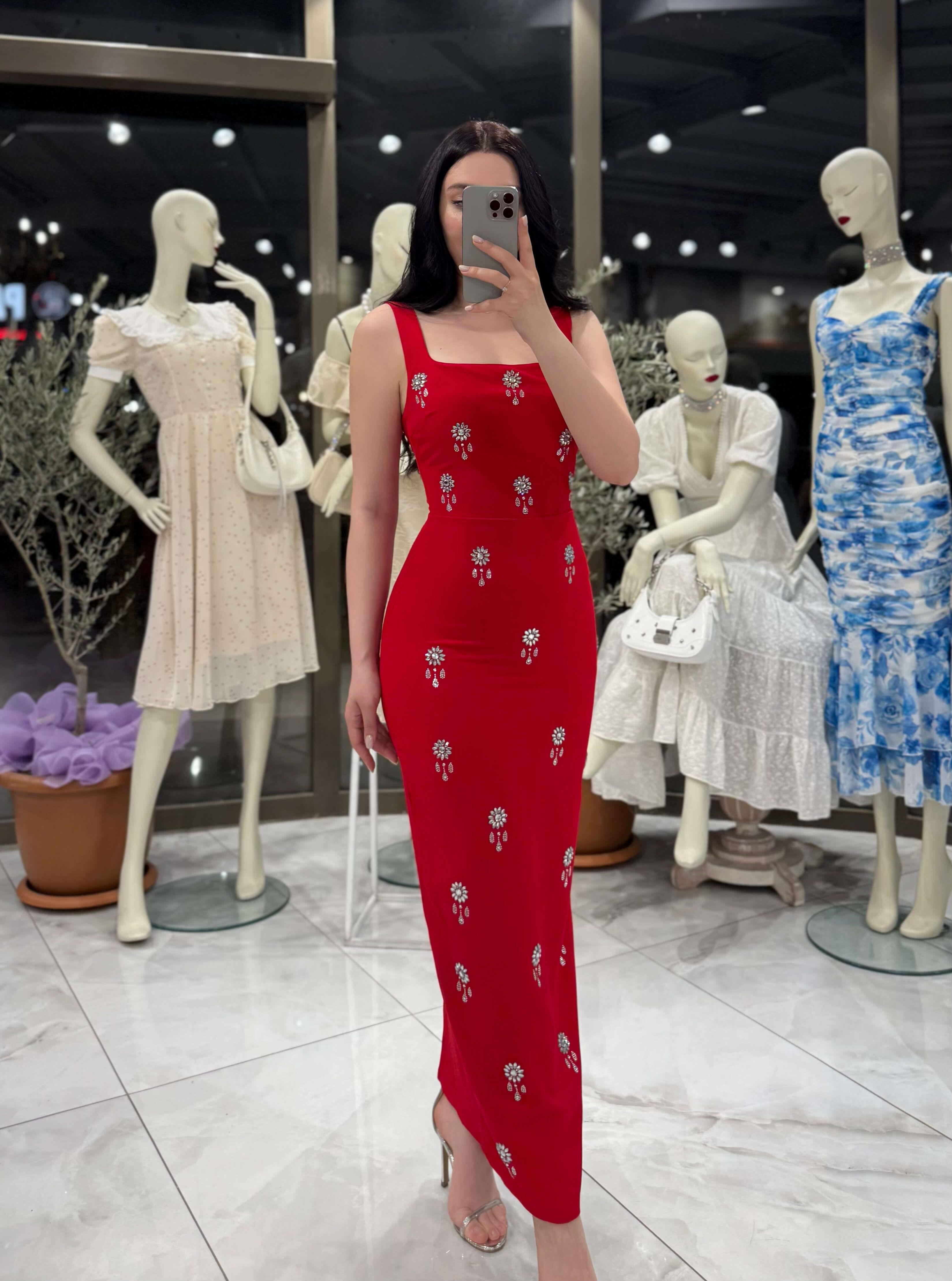 Kare Yaka Taş İşleme Detaylı Kalın Askılı Uzun Atlas Elbise - KIRMIZI 